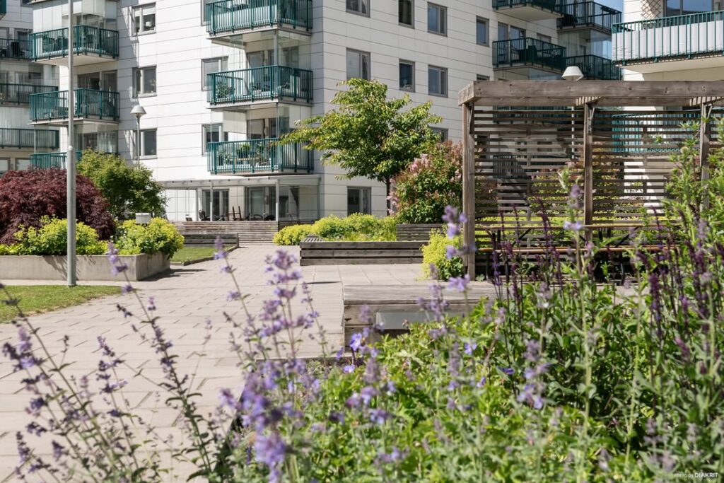 Markplattor vid trädgårdsrenovering, Nyasättra Roslagen