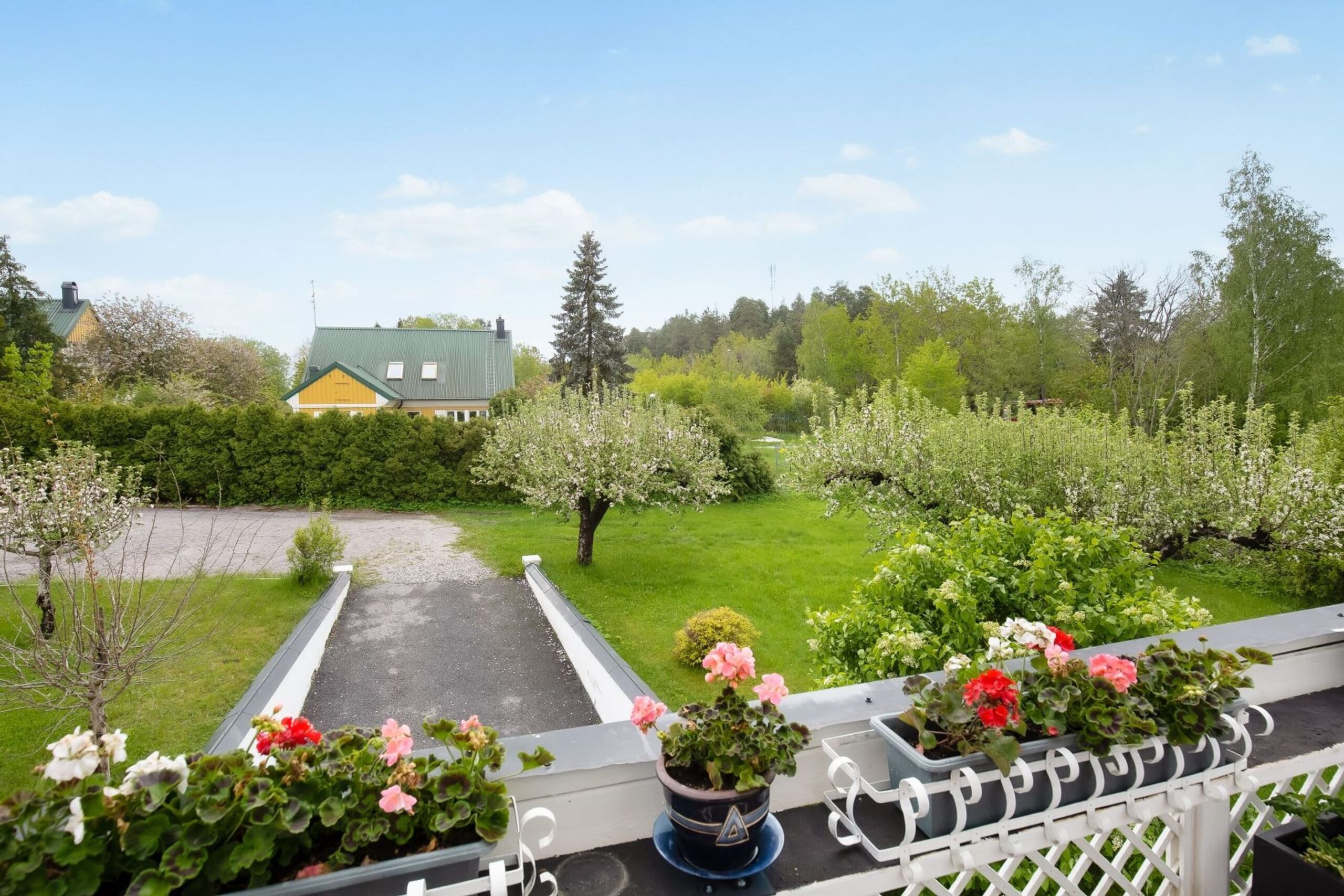 Stensättning runt huset & gång